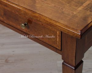 Scrivania classica da studio o ufficio in legno massiccio di noce con intarsio